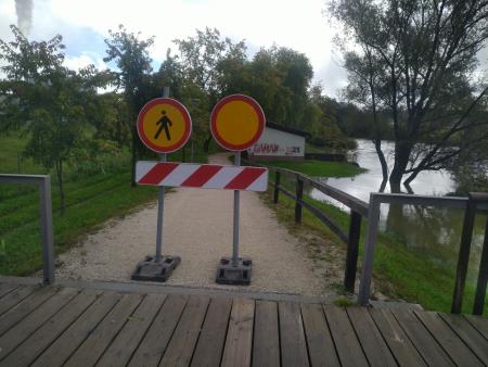 Zaprta sprehajalna pot ob reki Krki 2